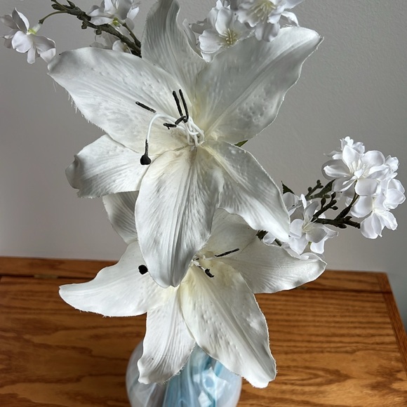 3 piece floral arrangement, vase, faux lily and cherry blossom stem. - Picture 3 of 9